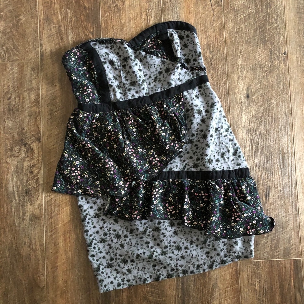 💕 Urban Outfitters Strapless Ruffle Dress 💕